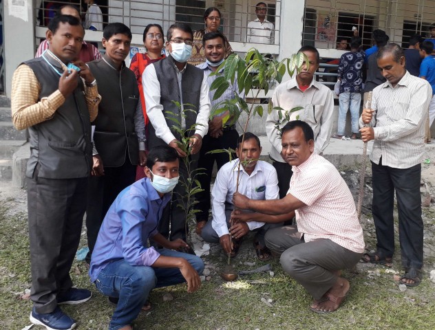 গোপালগঞ্জের বিভিন্ন শিক্ষাপ্রতিষ্ঠানে বৃক্ষরোপন চলেছে